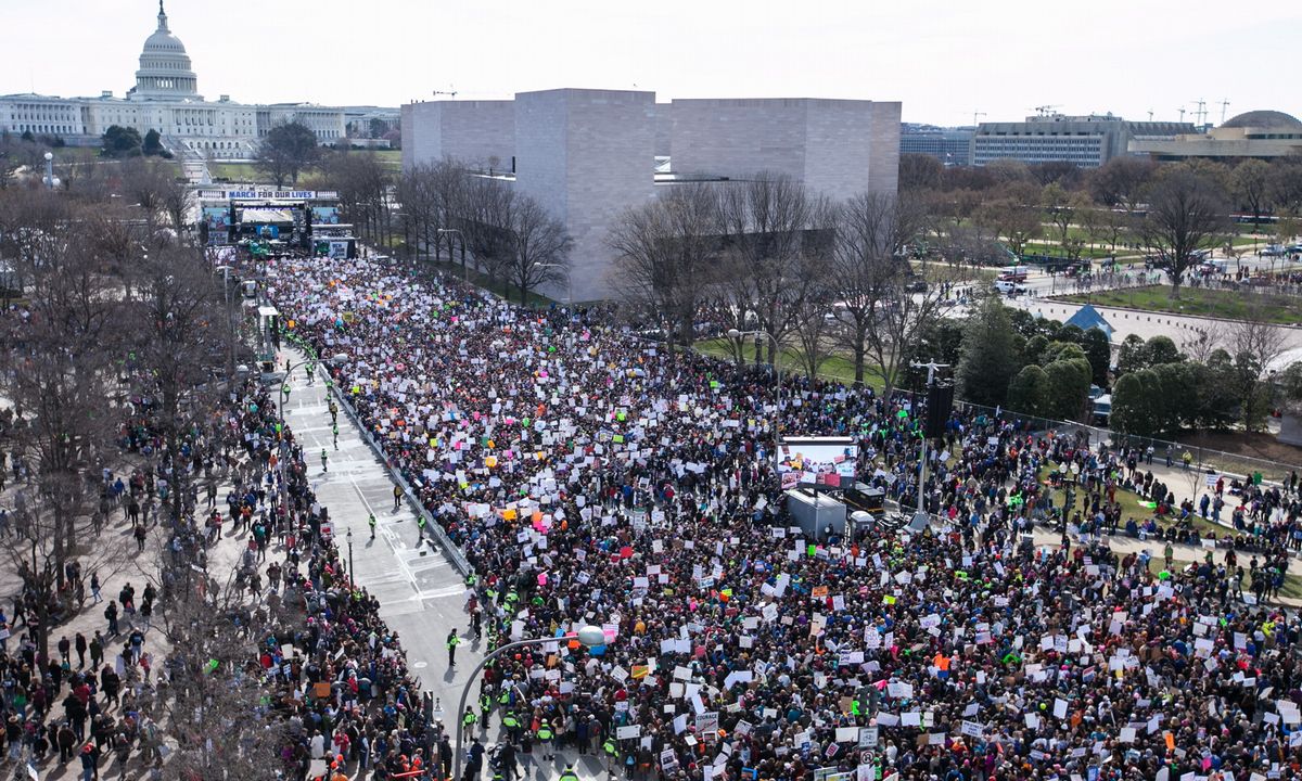 写真・図版 : 米連邦議会前の大通りに、銃規制の強化を求める「私たちの命のための行進」に参加するため全米から集まった若者たち＝2018年3月24日