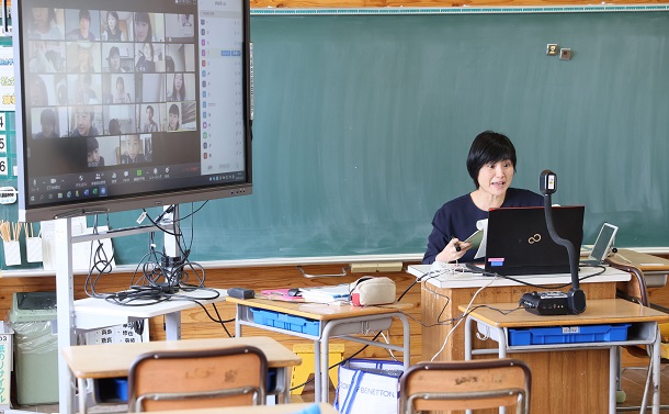 写真・図版 : オンライン授業を実施している熊本市の小学校＝2020年4月24日