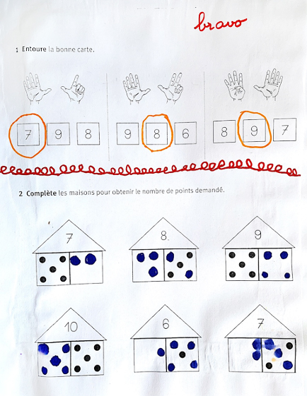 写真・図版 : 年長組2学期の算数の課題例。指で示されている数を丸で囲む（上段）。表示されている数に対し、不足している数を点で描く（下段）
