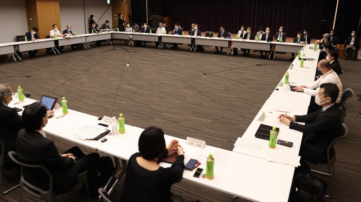 写真・図版 : 新型コロナウイルス感染症対策専門家会議に集まった有識者ら＝2020年5月14日午前8時32分、東京都千代田区
