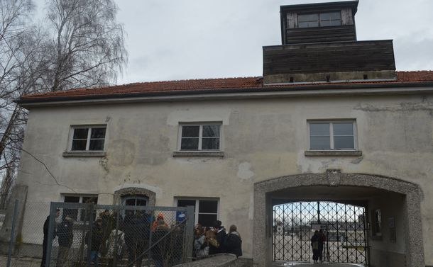 写真・図版 : ドイツ・ダッハウの強制収容所跡の門がある建物。見学の生徒たちもいる=2月。藤田撮影（以下同じ）