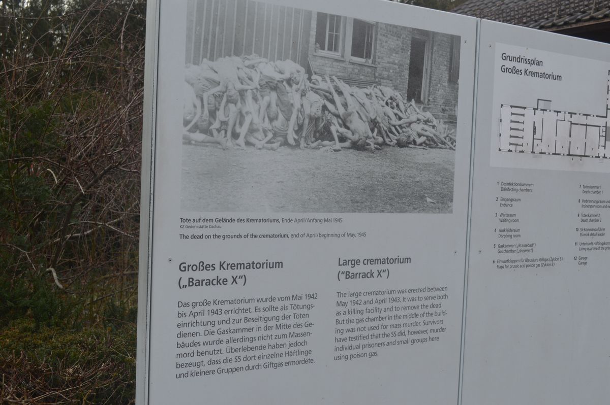 写真・図版 : ドイツ・ダッハウの強制収容所跡で、かつての遺体焼却場には山積みの遺体の写真も展示されていた