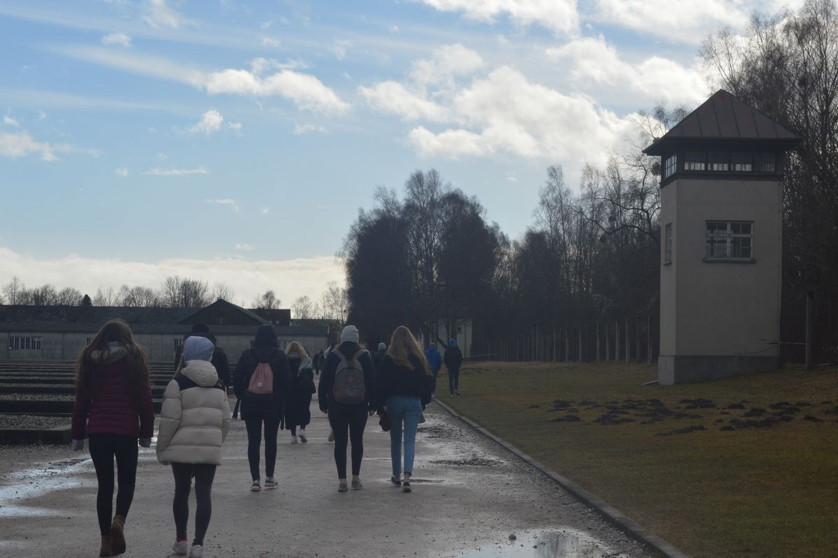 写真・図版 : ドイツ・ダッハウの強制収容所跡の遺体焼却場から、見学の生徒たちと一緒に史料館へ向かう