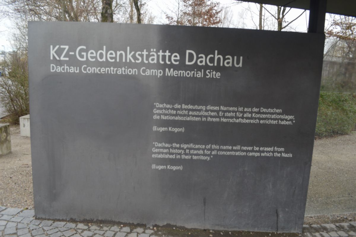 写真・図版 : ドイツのダッハウ強制収容所記念サイトの入り口にある案内板