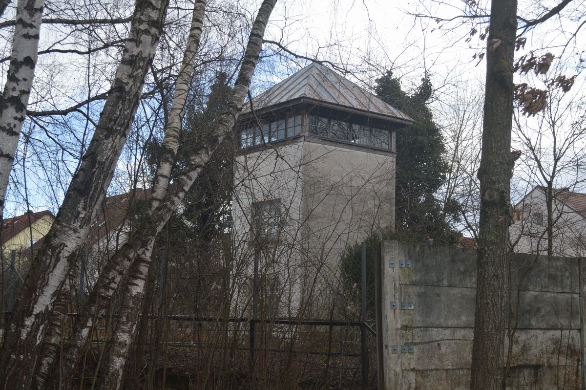 写真・図版 : ドイツ・ダッハウ強制収容所跡の監視塔