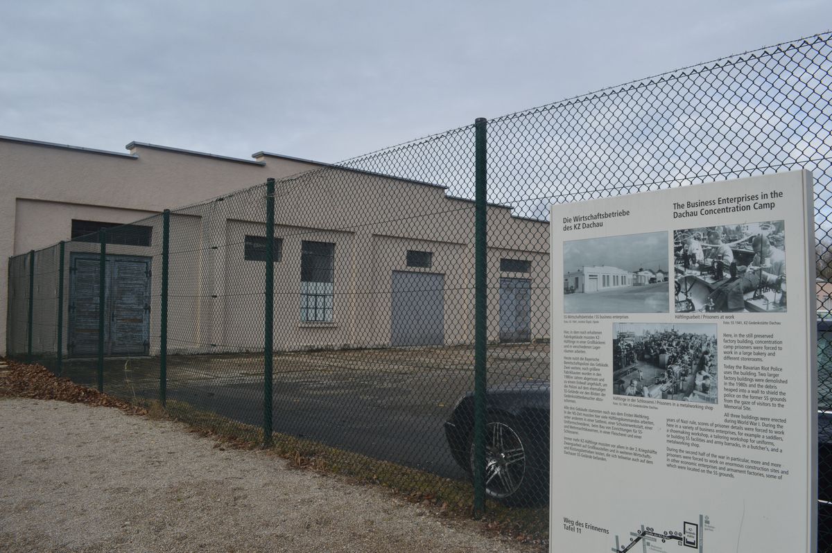 写真・図版 : ドイツ・ダッハウ強制収容所跡にある、かつてナチスが収容者を働かせた建物