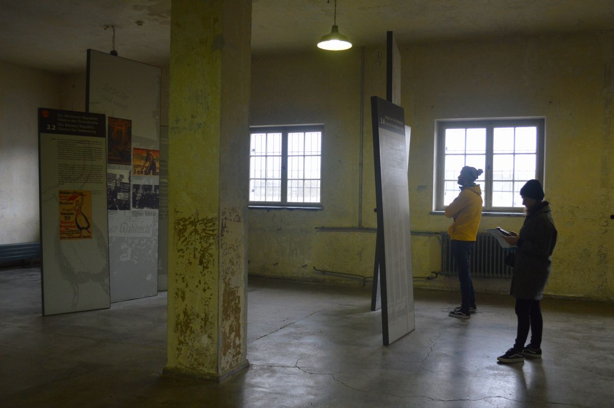写真・図版 : ドイツ・ダッハウにあった強制収容所の遺構にある史料館