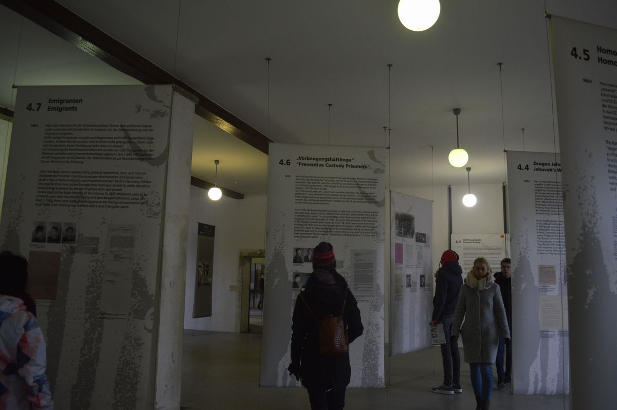 写真・図版 : ドイツ・ダッハウにあった強制収容所の遺構にある史料館で、かつて「浴室」だったホール