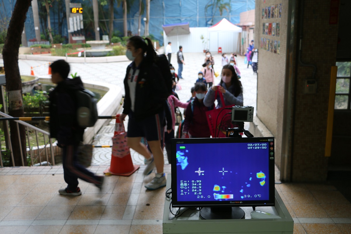 写真・図版 : 児童の体温を測定するため小学校に設置された装置＝2020年2月27日、台北