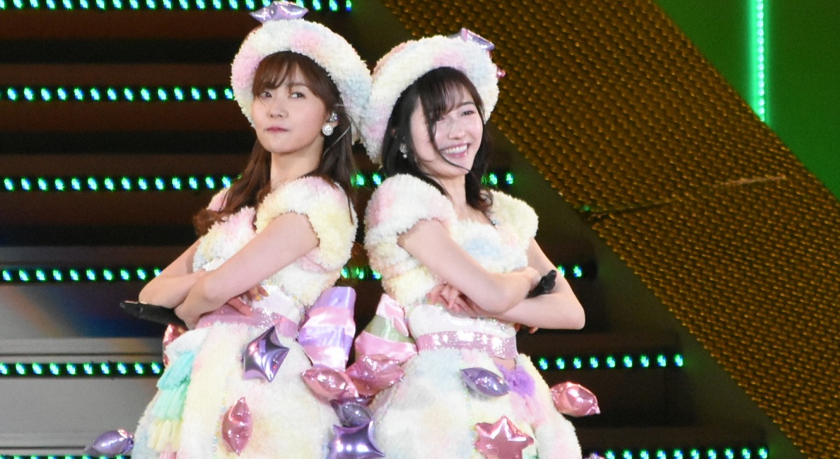 指原莉乃さんのAKB48卒業のステージに駆けつけた渡辺麻友さん(右)=横浜スタジアム 201904