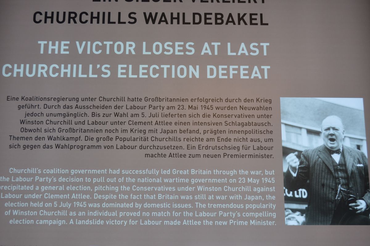 写真・図版 : ポツダム会談の期間中に英国の総選挙で敗れたチャーチル首相について説明する展示=ドイツ・ポツダム会談史料館