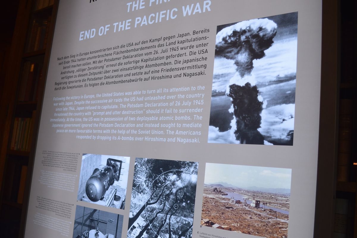写真・図版 : ポツダム会談と日本への原爆投下の関係を説明する展示=ドイツ・ポツダム会談史料館