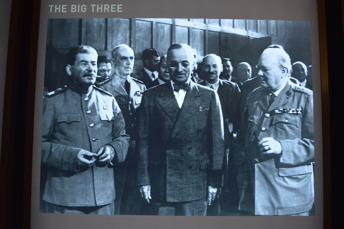 写真・図版 : ポツダム会談に参加した3首脳。左からソ連のスターリン書記長、米国のトルーマン大統領、英国のチャーチル首相=ドイツ・ポツダム会談史料館の展示より