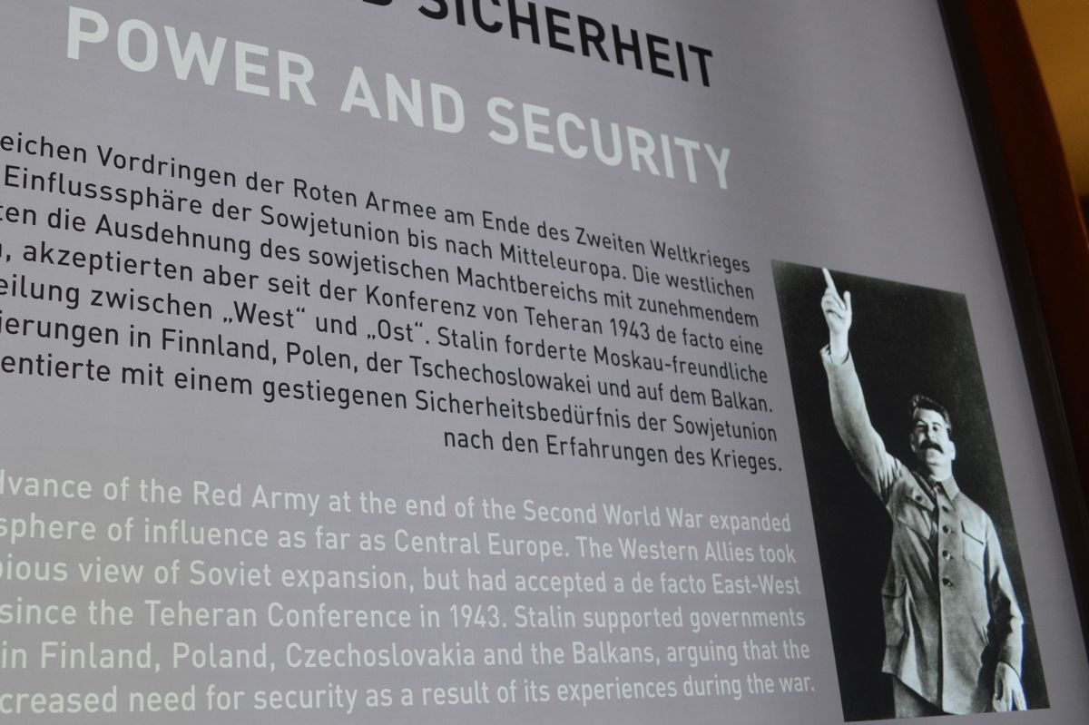 写真・図版 : ポツダム会談でのソ連のスターリン書記長の立場を説明する展示=ドイツ・ポツダム会談史料館