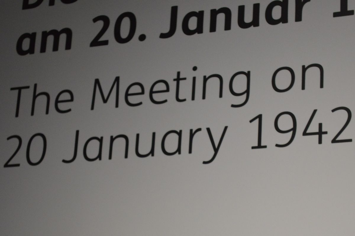 写真・図版 : ヴァンゼー会議の史料館の展示。「1942年1月20日」は会議が開かれた日