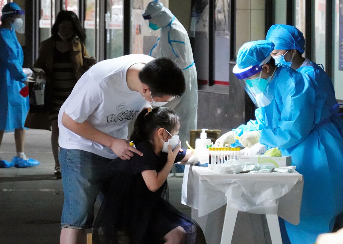 写真・図版 : 中国・湖北省武漢市の「全員検査」のために商業施設に設けられた臨時のPCR検査場。血液を採る抗体検査も実施されていた＝2020年5月21日、平井良和撮影