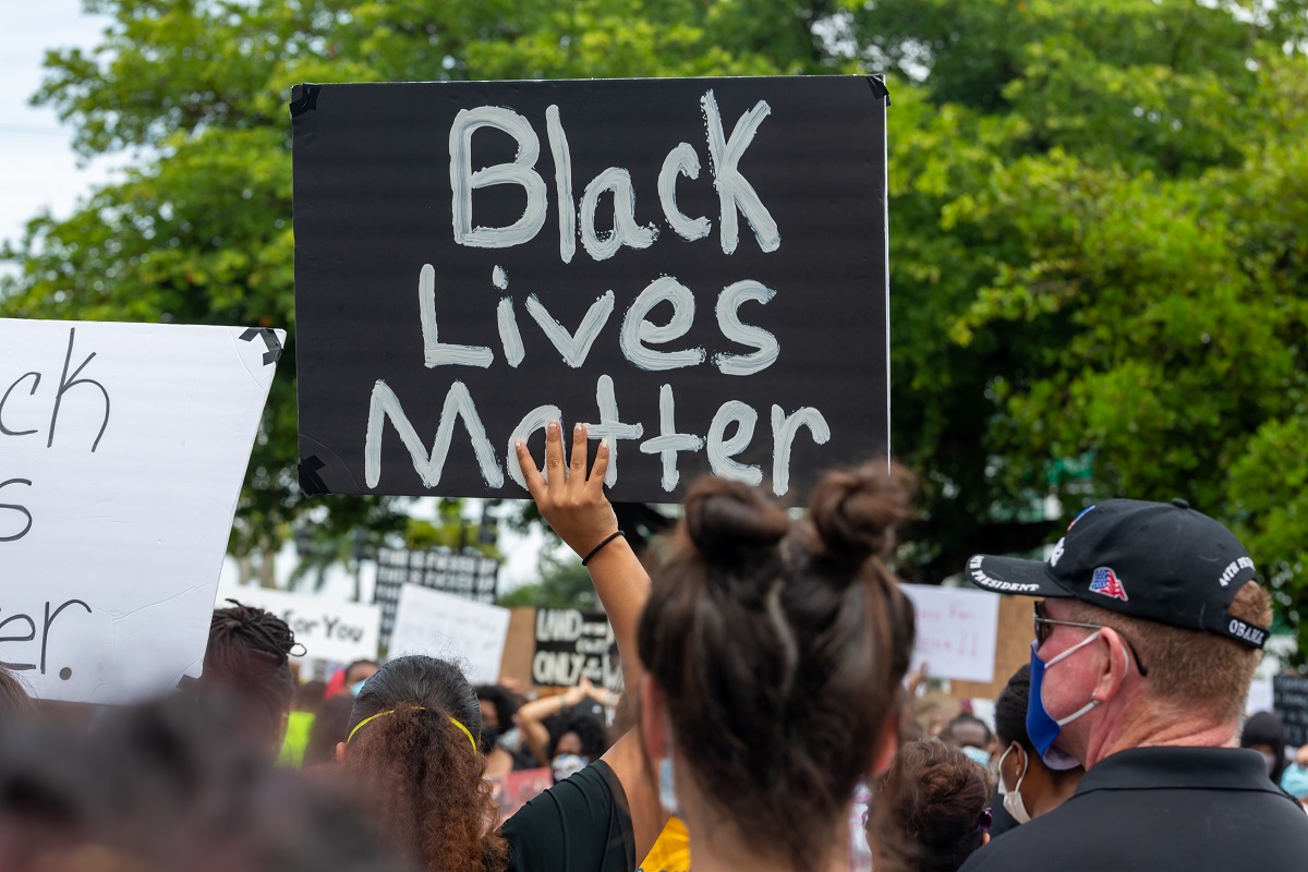写真・図版 : 「Black Lives Matter(黒人の命も大事)」は抗議デモのスローガンになった=フロリダ州コーラルスプリングス　YES Market Media/Shutterstock.com