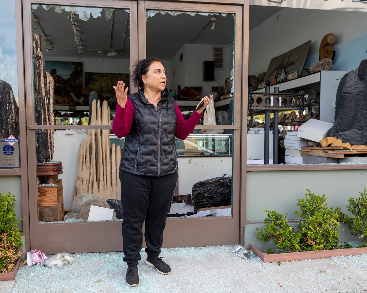 写真・図版 : 略奪の被害にあった店舗で=カリフォルニア州サンタモニカ
　magraphy/Shutterstock.com