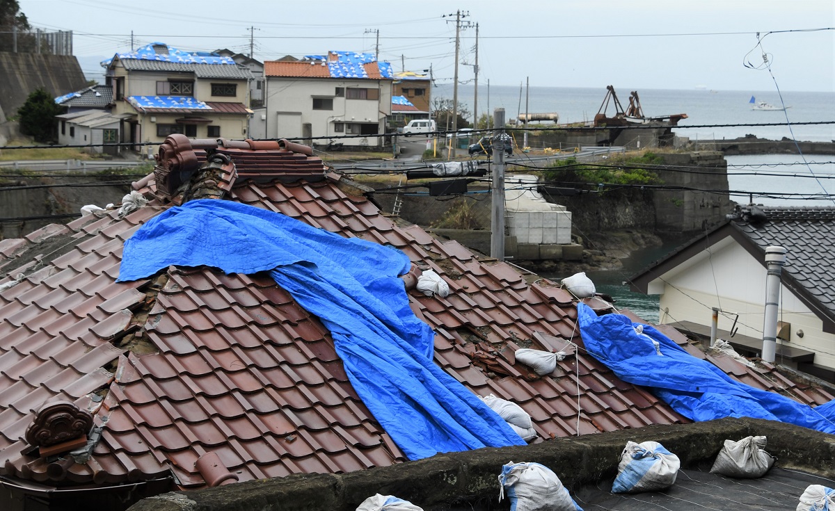 台風１９号の影響で、損壊した屋根を覆うブルーシートがはがれていた＝２０１９年１０月１６日午後０時２４分、千葉県鋸南町岩井袋、20191016