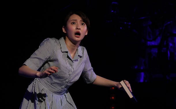 下北沢・本多劇場の扉を開ける