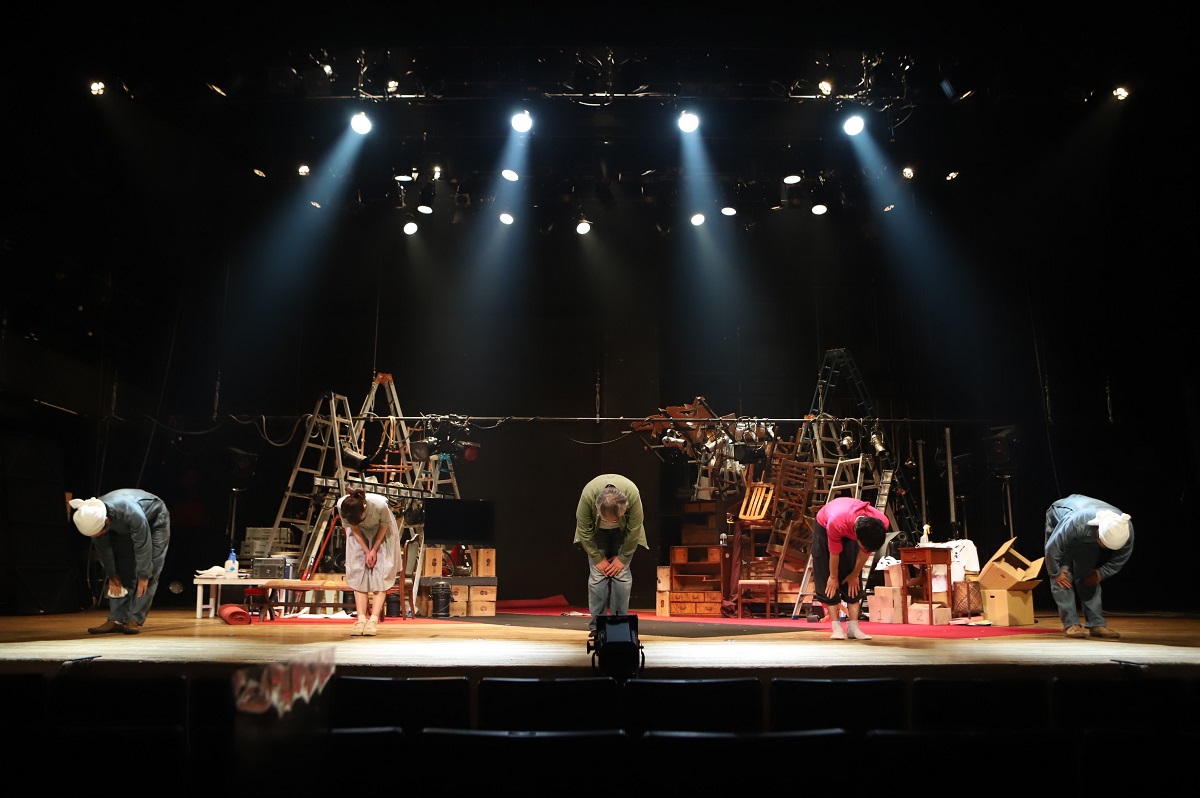 写真・図版 : 本多劇場グループPRESENTS『DISTANCE』の初日の舞台を終え、あいさつをする出演者たち＝2020年6月1日、東京・下北沢の本多劇場、和田咲子撮影