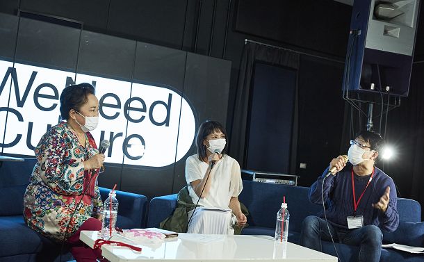 写真・図版 : 「#We Need Culture」のトークイベントで話す（左から）渡辺えり、小泉今日子、土田英生＝2020年5月22日、東京・渋谷のDOMMUNE