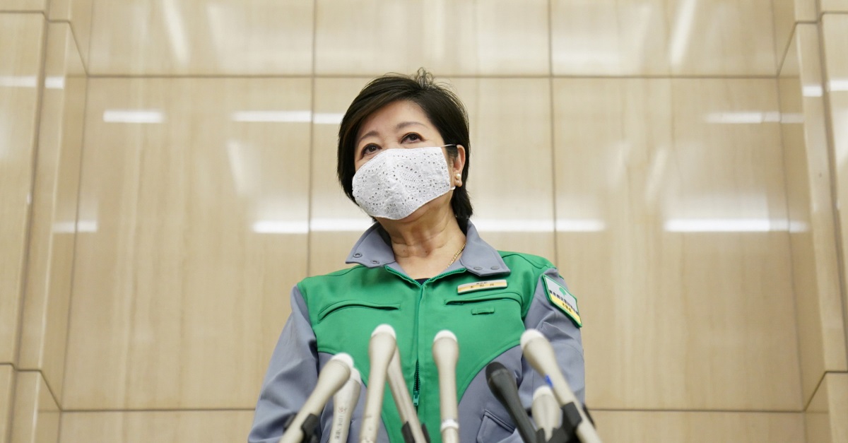 写真・図版 : 感染症対策本部会議を終えて=2020年5月25日