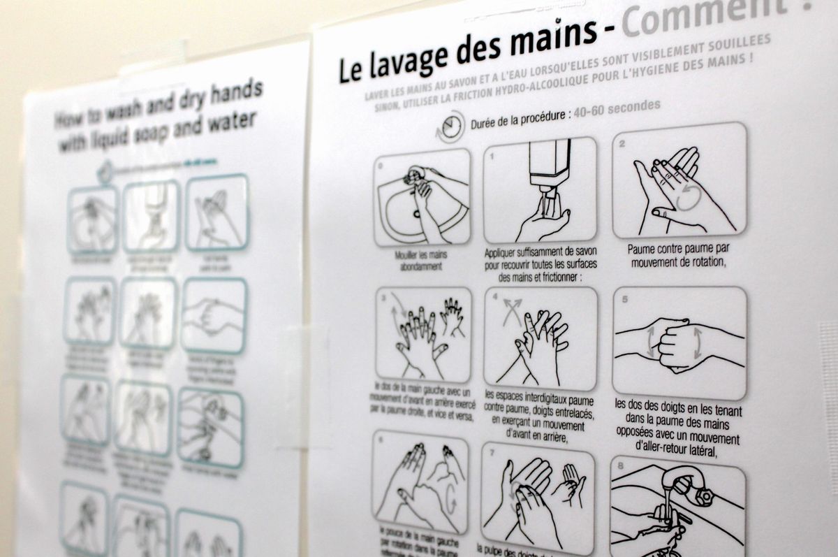 写真・図版 : JAR事務所に貼られた、多言語での手洗い方法のポスター＝難民支援協会提供