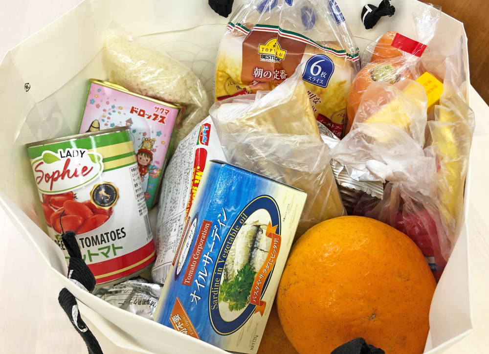 写真・図版 : 難民の方に渡す食料などの物資＝難民支援協会提供