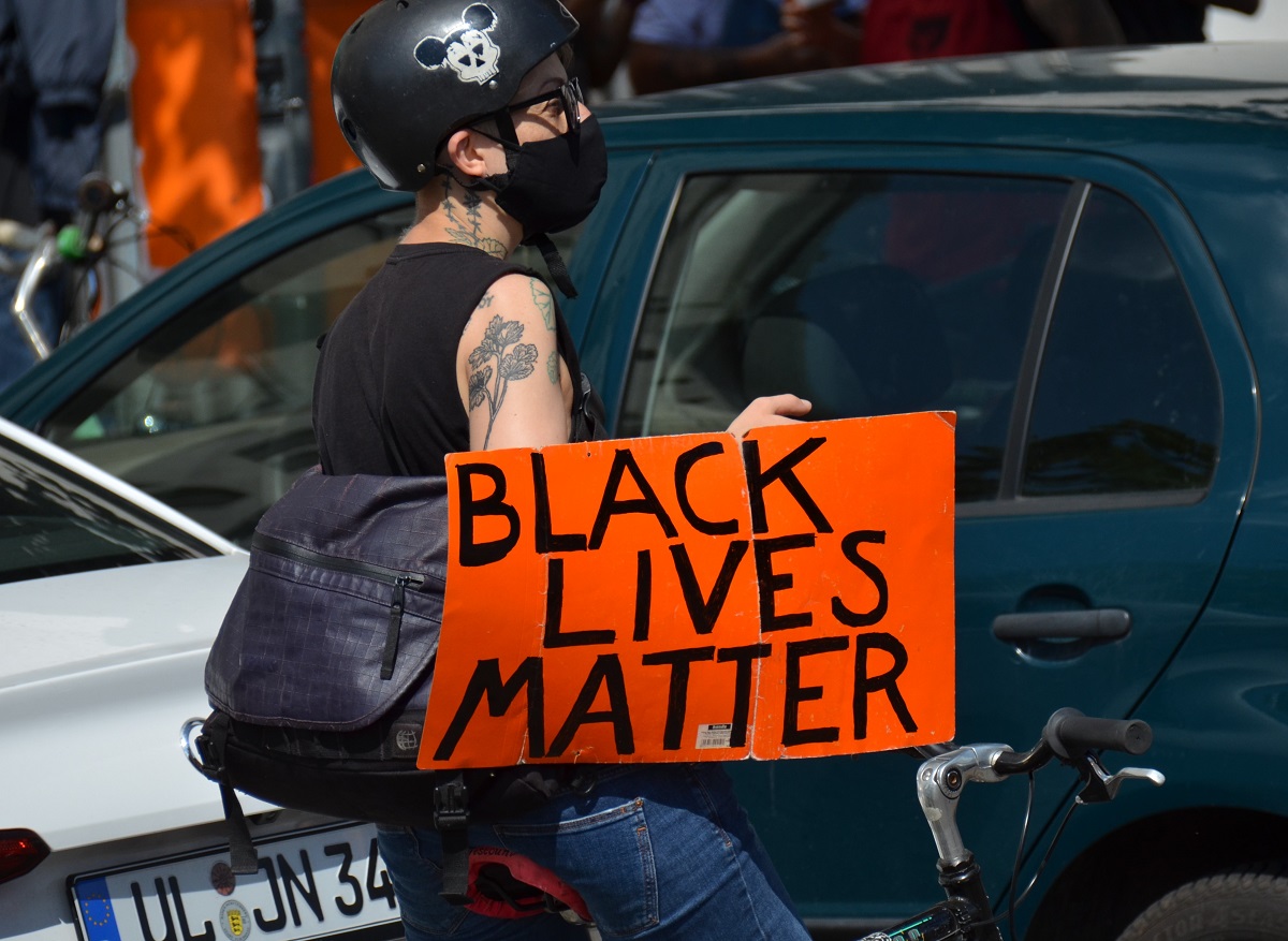 写真・図版 : 「BLACK LIVES MATTER」のスローガンは世界中に広がった=2020年6月14日、ドイツ・ベルリン