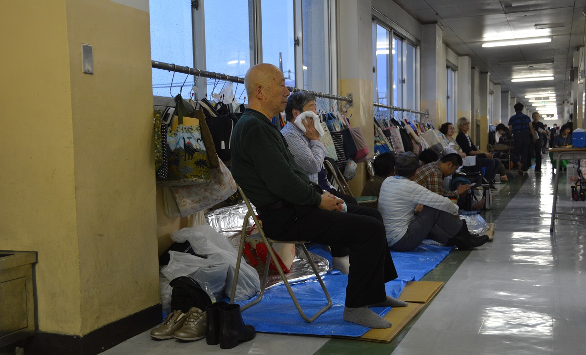 写真・図版 : 台風19号で、江戸川区の平井小学校は廊下まで避難した人であふれた=2019年10月12日