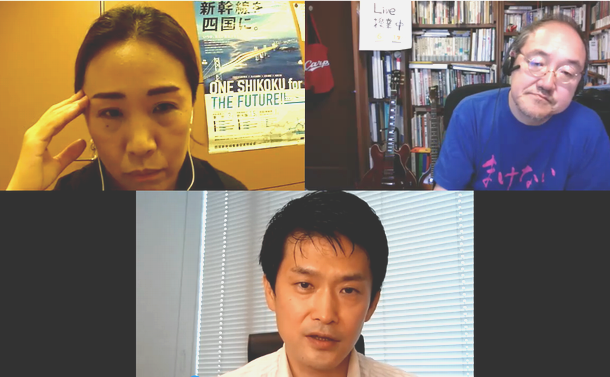 写真・図版 : オンライン対談した小川淳也衆院議員（中央）と岡田憲治教授（右上）。左上は三輪さち子記者