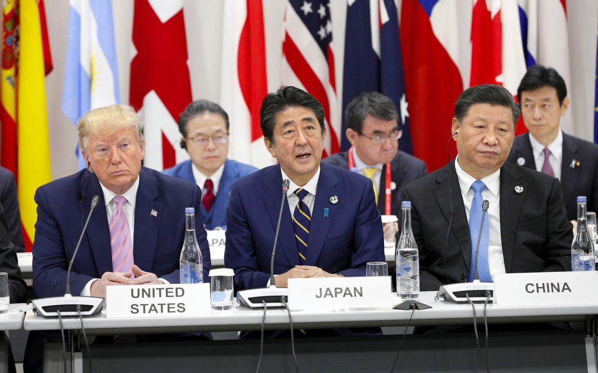 写真・図版 : 2019年6月、大阪でのG20サミットで司会をする安倍首相。左は米国のトランプ大統領、右は中国の習近平国家主席＝大阪市住之江区。代表撮影