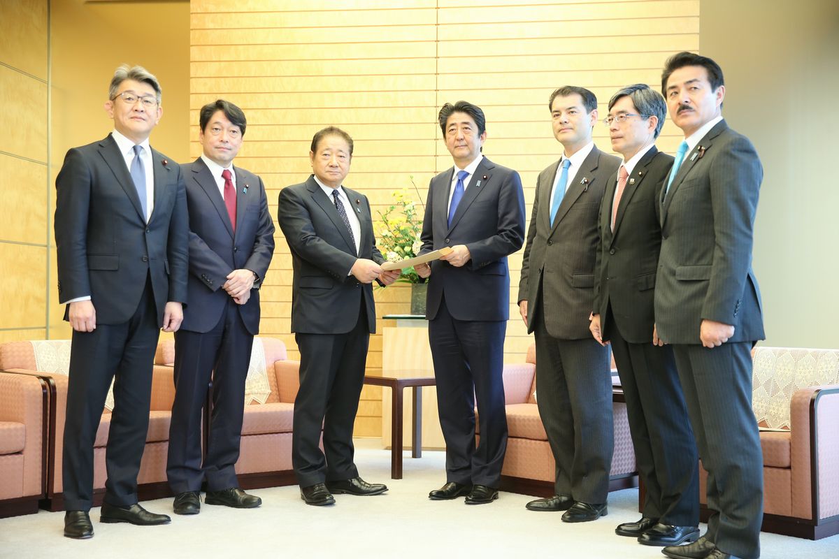 写真・図版 : 2017年3月、ミサイル防衛について自民党から提言書を受け取る安倍首相＝首相官邸。朝日新聞社