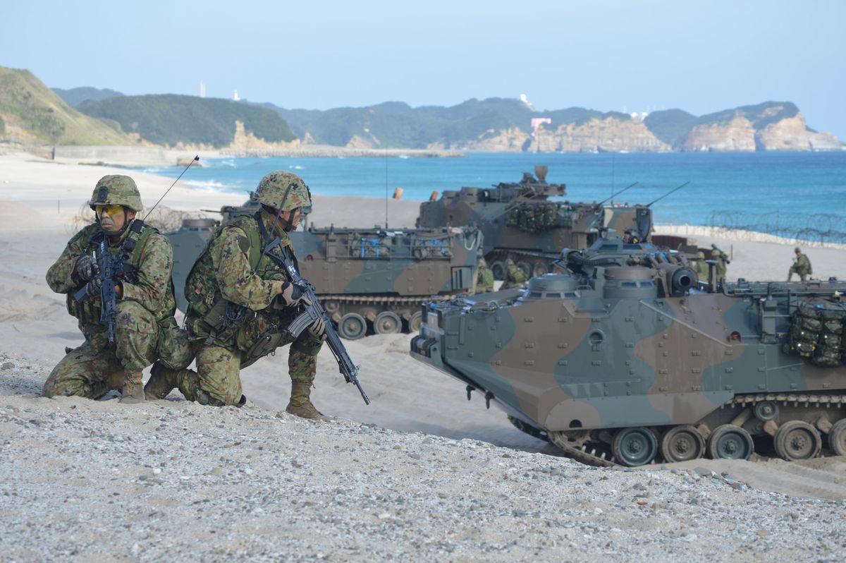 写真・図版 : 2019年11月、離島防衛訓練で砂浜に上陸した陸上自衛隊員と水陸両用車＝鹿児島県・種子島の前之浜。藤田撮影