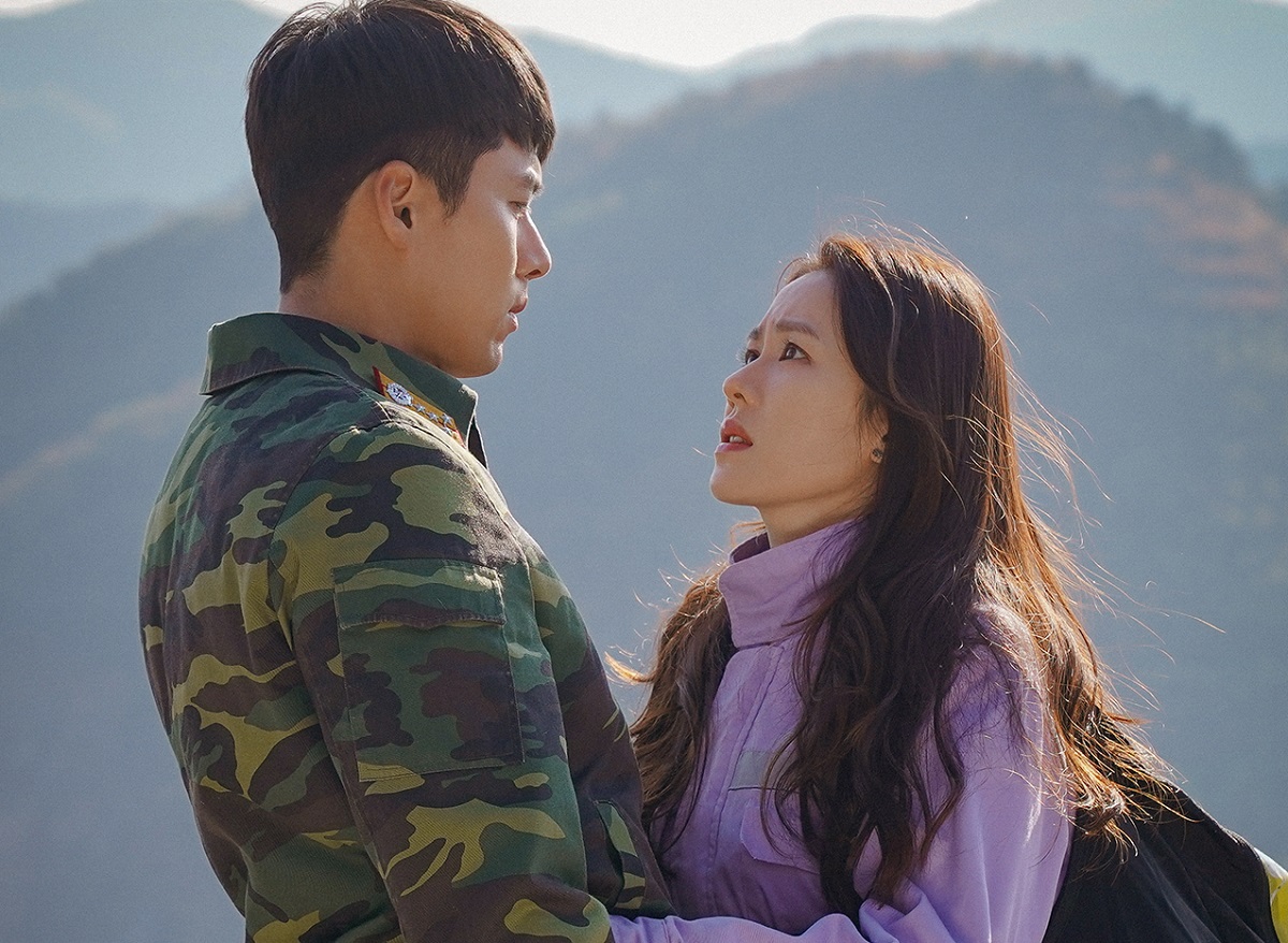 ドラマ「愛の不時着」。主役のソン・イェジン(右)とヒョンビン=tvN提供