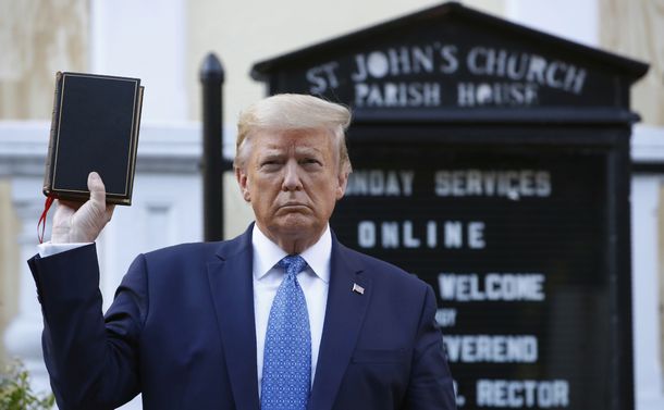 写真・図版 : 米ワシントンで１日、ホワイトハウス近くの教会を訪れて、聖書を手に持つトランプ米大統領＝2020年6月1日（AP） 