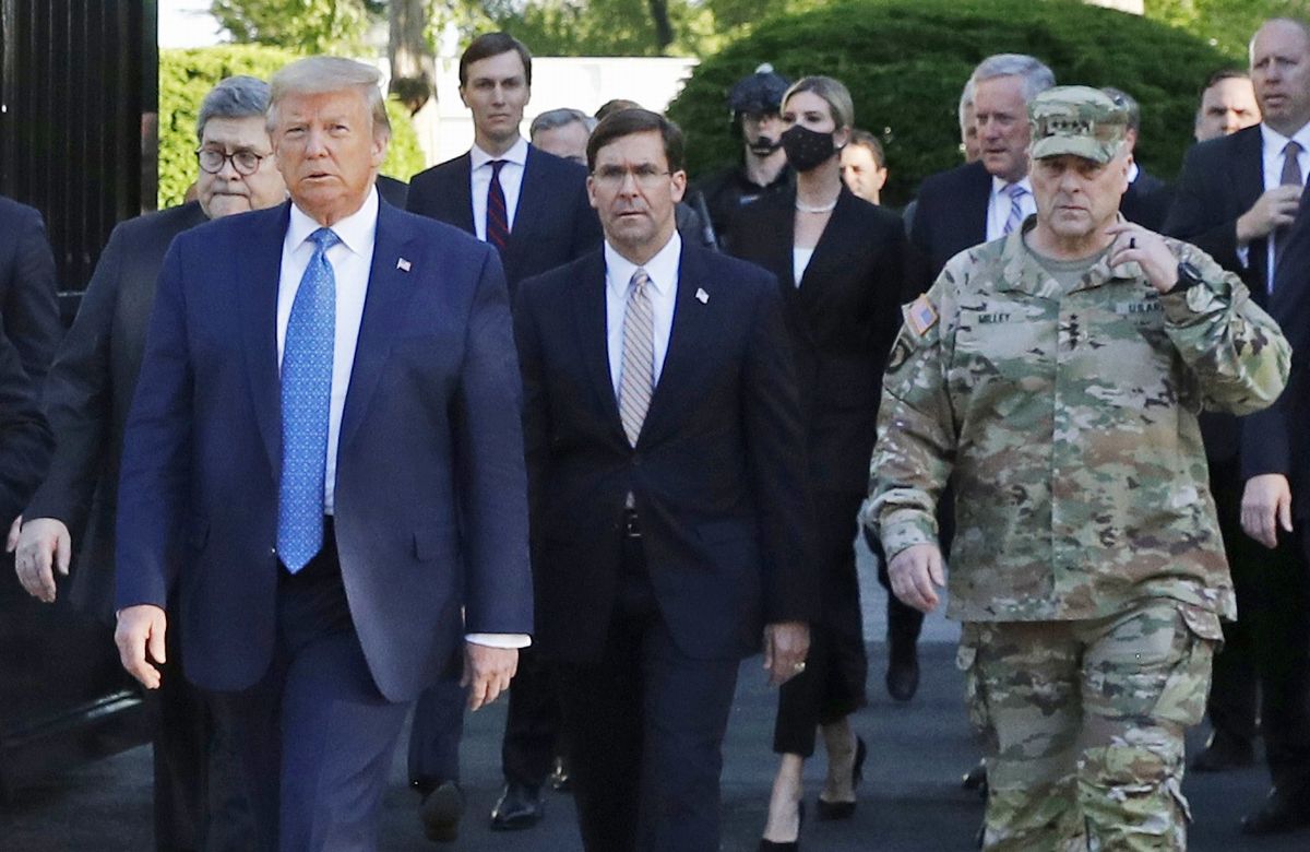 写真・図版 : １日、ホワイトハウスを歩いて出るトランプ米大統領。すぐ後の列は（左から）バー司法長官、エスパー国防長官、ミリー統合参謀本部議長＝2020年6月1日（AP） 