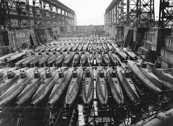 写真・図版 : 呉海軍基地に放置された特殊潜航艇
「蛟龍」（全長26m直径2m）。1945年10月に米海軍が撮影したもの（U.S. NationalArchives）