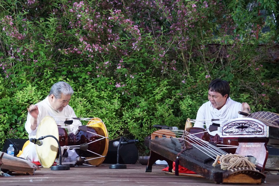 写真・図版 : 師匠キンドクス先生とのチャングDuo