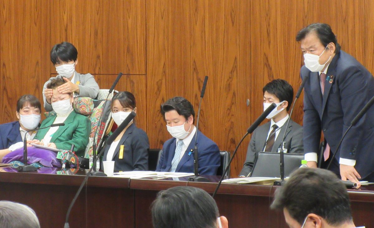 参議院国土交通委員会に出席する三井絹子さん（左から2人目）、赤羽一嘉・国土交通相（右）ら＝2020年5月28日、東京・永田町