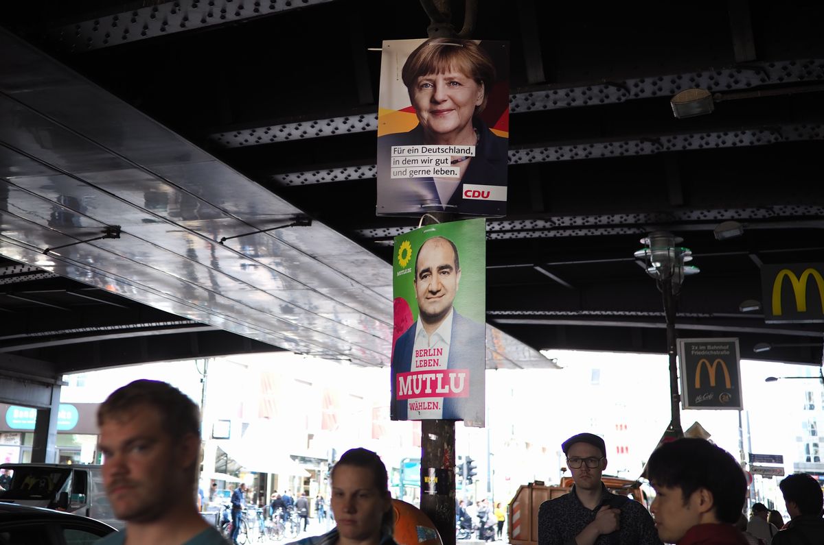写真・図版 : 2017年のドイツ連邦議会選挙を控え。候補者たちのポスターが街中に並ぶ＝筆者撮影。