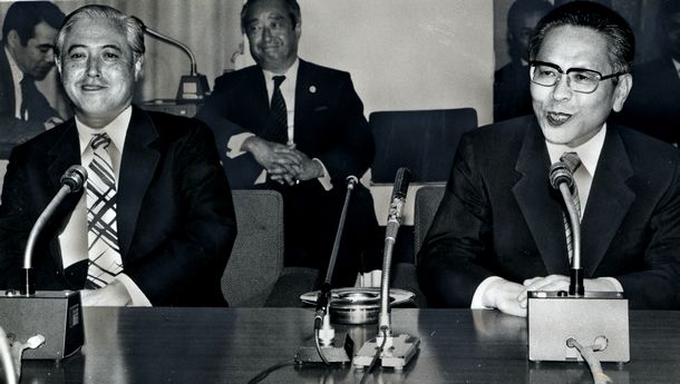 写真・図版 : 大蔵事務次官就任の抱負を語る吉野良彦さん（右）。左は前次官の山口光秀さん＝1986年6月10日