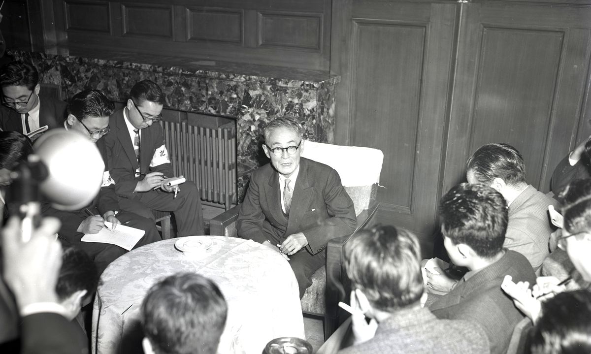 写真・図版 : 日米安保条約を違憲とする東京地裁判決（伊達判決）を破棄し、地裁に差し戻す最高裁判決の後、記者会見で「政治的な意図はない」と語る田中耕太郎裁判長＝1959年12月16日、最高裁 