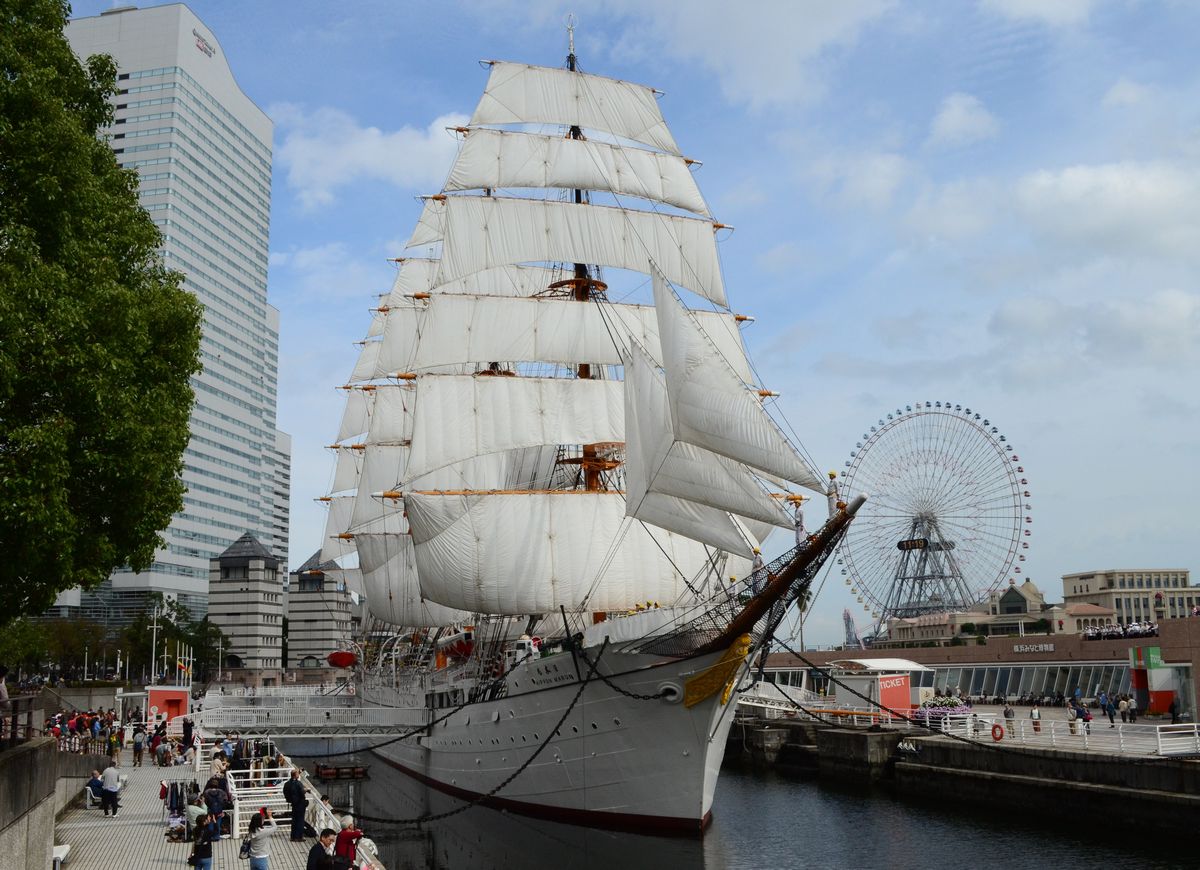 写真・図版 : ２９枚の帆を広げた「帆船日本丸」＝2019年10月27日、横浜市西区 