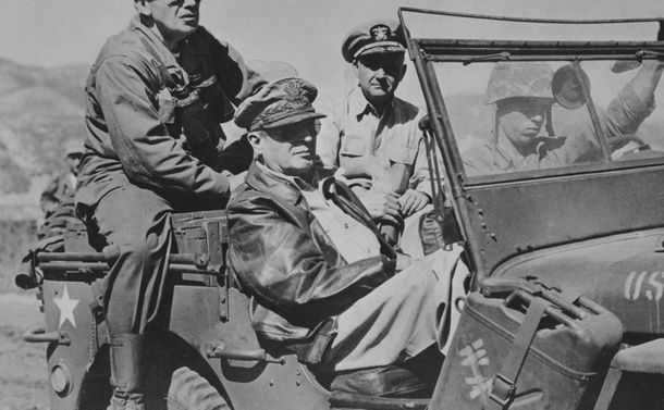 写真・図版 : 1950年に始まった朝鮮戦争で、戦線を視察する連合国軍最高司令官マッカーサー元帥（手前）＝米軍提供