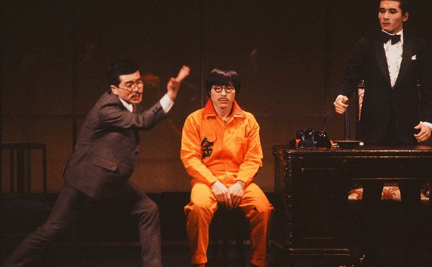 写真・図版 : つかこうへい事務所『熱海殺人事件』（左から）平田満、加藤健一、三浦洋一＝1978年、東京・新宿の紀伊国屋ホール