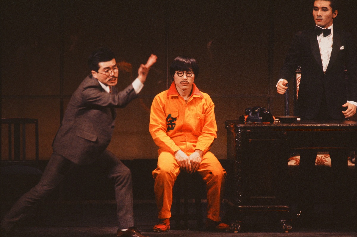 写真・図版 : つかこうへい事務所『熱海殺人事件』。（左から）平田満、加藤健一、三浦洋一＝1978年、東京・新宿の紀伊国屋ホール
