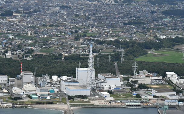 写真・図版 : 周辺に住宅が広がる日本原子力発電の東海第二原発＝2018年、茨城県東海村 