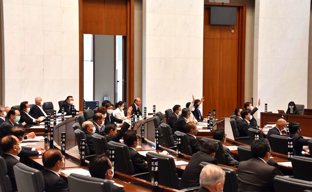 写真・図版 : 議長をのぞく58人のうち、挙手採決で条例案に賛成したのは5人だった＝2020年6月23日、水戸市の茨城県議会
